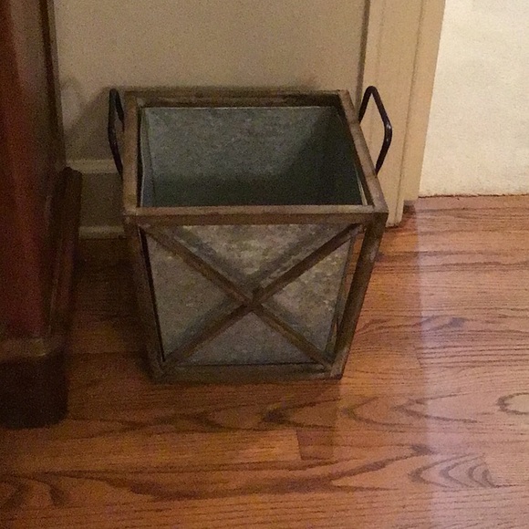 Metal Planter with wooden X-Frame decor planter - Picture 3 of 14